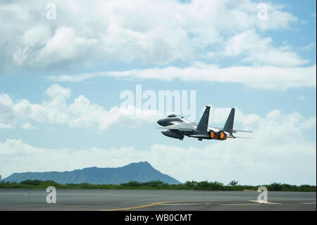 Eine F-15C Eagle von der 173th Fighter Wing nimmt sie an Joint Base Pearl Harbor-Hickam, Hawaii, Aug 21, 2019 während Fighter übung Sentry Aloha 19-2. Die Übung beinhaltet Rücken-an-Rücken bekämpfen Sorties mit Besuch Flugzeuge von Air National Guard Einheiten und die Royal Australian Air Force. Sentry Aloha bietet den Teilnehmern eine facettenreiche, gemeinsamen Schauplatz mit Unterstützung der Infrastruktur und Personal. (U.S. Air National Guard Foto von Master Sgt. Mysti Bicoy) Stockfoto