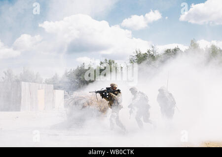 Us-Armee Fallschirmjäger auf das erste Bataillon zugeordnet, 503Rd Infanterie Regiment, 173Rd Airborne Brigade schnell auf dem Weg zu einem Ziel in einem Unternehmen kombinierte Waffen live-fire Übung in Grafenwöhr Training Area, Deutschland, 21. August 2019. Die 173Rd Airborne Brigade ist der US-Armee Contingency Response Force in Europa, die schnell verlegbaren Truppen nach Europa, Afrika und Zentrale Befehle Verantwortungsbereiche. Vorwärts im Einsatz in Italien und Deutschland, die Brigade routinemäßig Züge neben den NATO-Verbündeten Partnerschaften aufzubauen und das Bündnis zu stärken. Stockfoto