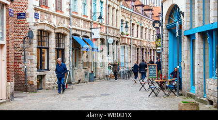 Ausblick auf die Rue des Vieux Murs mit Bars, Restaurants und Touristen. Rue des Vieux Murs ist Teil der Nachbarschaft Vieux Lille. Lille, Frankreich. Stockfoto