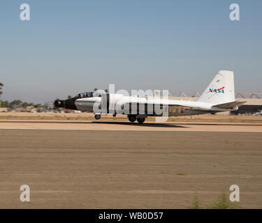 Eine NASA-WB-47 zieht aus dem flug Linie der Marine Corps Air Station Miramar, Calif., Aug. 21. Das Flugzeug wurde die Nutzung der MCAS Miramar Fluchtlinie und Luftraum neue Kommunikations Software zu testen. (U.S. Marine Corps Foto von Lance Cpl. Jose GuerreroDeleon) Stockfoto