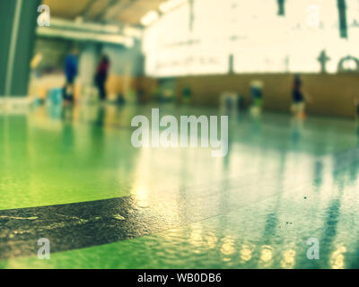 Details der Linien. Gymnasium bemalten Boden bereit für Bälle oder run Spiele, dunkelgrün Turnhalle Boden Stockfoto