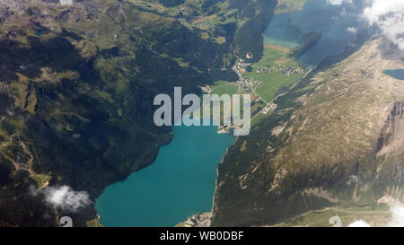Schweizer Berge und Seen von oben Stockfoto