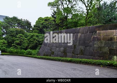 Blick aus der ganzen alten Kyoto Gosho Imperial Royal Palace in Tokyo Japan einschließlich Pfade, Wassergraben, Brücke, Gärten und Bäumen. Asien. Stockfoto