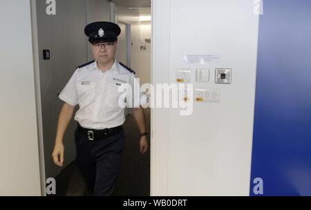 (190823) - HONGKONG, 23.08.2019 (Xinhua) - Chief Inspector Sean Lin geht in ein Zimmer für ein Interview in Hong Kong, South China, August 21, 2019. Gehen mit 'Feature: Video des Polizeibeamten leicht abgeschreckt Demonstranten belagern Polizei geht Viren' (Xinhua/Wang Shen) Stockfoto