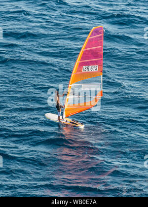 Eilat, Israel - 7 November, 2017: Oberfläche Wassersport: Windsurfen Segeln im Golf von Eilat, Roten Meer in Israel. Stockfoto