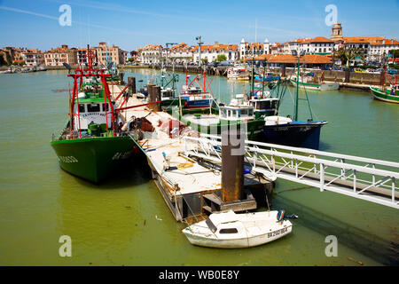 Frankreich, Baskenland, St-Jean-de-Luz. Boote im Hafen in St-Jean-de-Luz Stockfoto