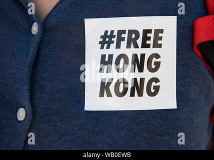 Berlin, Deutschland. 23 Aug, 2019. Demonstranten stehen vor der chinesischen Botschaft eine Mahnwache und fordern Freiheit für Hongkong. Credit: Paul Zinken/dpa/Alamy leben Nachrichten Stockfoto