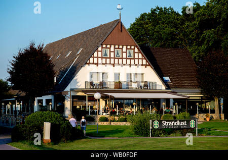 Lembruch, Deutschland. 22 Aug, 2019. Die Gäste sitzen in der Abendsonne auf der Terrasse des Restaurant Strandlust am Ufer des Sees Dümmer im Landkreis Diepholz. Credit: Hauke-Christian Dittrich/dpa/Alamy leben Nachrichten Stockfoto