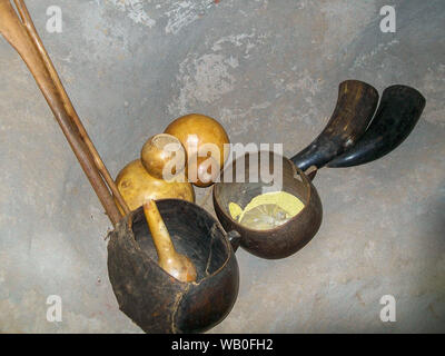 Alte Afrikanische natürliche Geschirr mit natrual Dinge verwendet, um zu kochen und lagern Sie Lebensmittel gemacht. Stockfoto