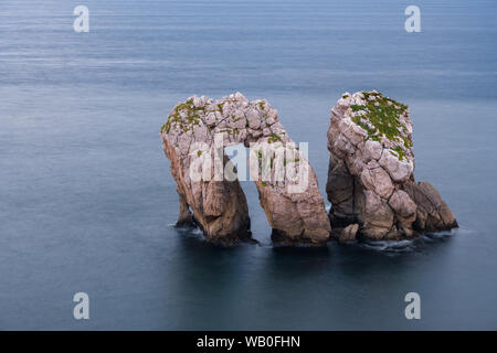 Urros Manzano bizarre Fels in der tobenden Wasser und Wellen an der Küste von Kantabrien, Nordspanien Stockfoto