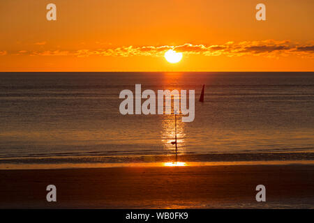 Norderney, Weststrand, Strand, Meer, Warnzeichen, Himmel, Horizont; Sonnenuntergang Stockfoto