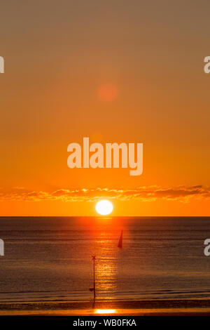 Norderney, Weststrand, Strand, Meer, Warnzeichen, Himmel, Horizont; Sonnenuntergang Stockfoto