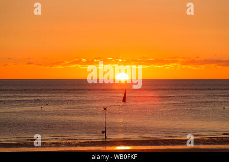 Norderney, Weststrand, Strand, Meer, Warnzeichen, Himmel, Horizont; Sonnenuntergang Stockfoto