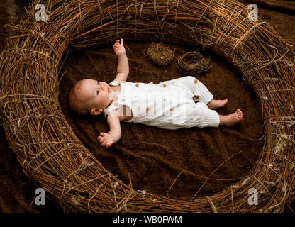 Neugeborene Mädchen oder Junge. Neugeborenes Baby wach in der Krippe. Neugeborenenpflege Routine. Frühe Entwicklung. Die Entwicklung des Kindes und Entwicklungsstadien. Kinder aufwachsen Stockfoto