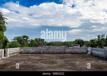 Schönen blauen Himmel Blick durch offenes Haus Terrasse. Stockfoto