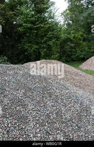 Stein Aggregat, Stapel von Grauem Kies, grobe, lockere Steine. Stockfoto