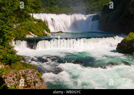 Wasserfall in schöner Natur mit kristallklarem Wasser auf wilden Fluss Una in Bosnien und Herzegowina an sonnigen Sommertag Stockfoto