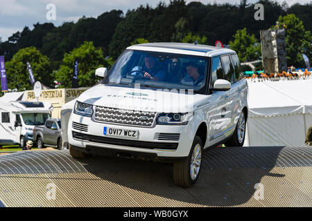 Range Rover Vogue (Fahrer und Passagiere) Fahren auf steilen scary off-road Anzeige Kurs - Land Rover Experience, Yorkshire, England, UK. Stockfoto