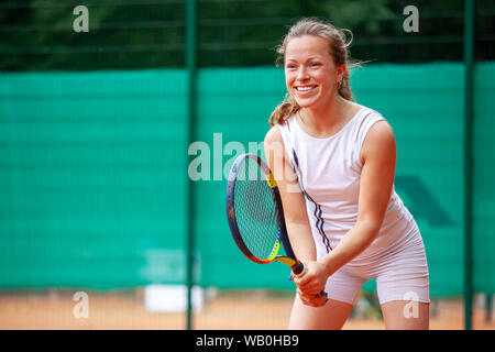 Gerne weiblich Tennis Spieler mit dem Schläger in Bereitstellung. Stockfoto