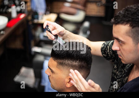 Friseur. Mann in der Friseur Stuhl, Friseur Styling seiner Haare Stockfoto