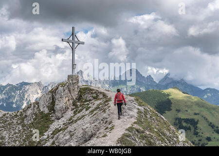 Schöne und aktive Seniorin nähert sich dem Gipfel von Litnis Schrofen bei einem Rad- und Wanderabenteuer im Tannheimer Tal, Österreich Stockfoto