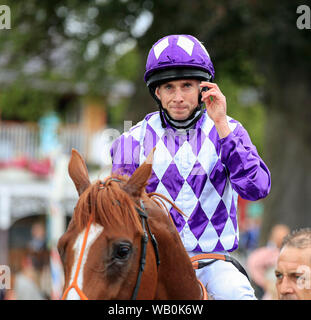 22. August 2019, York, York, Großbritannien; 2019 Darley Yorkshire Oaks/Ladies Day; Ryan Moore gibt die Gewinner Gehäuse nach dem Gewinn der Goffs britische Premier Jährling Stakes Credit Conor Molloy/News Bilder Stockfoto