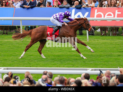 22. August 2019, York, York, Großbritannien; 2019 Darley Yorkshire Oaks/Ladies Day; Mamas Tipple geritten von Ryan Moore läuft klar die Goffs britische Premier Jährling Stakes Credit Conor Molloy/News Bilder zu gewinnen. Stockfoto