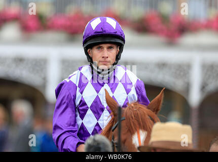 22. August 2019, York, York, Großbritannien; 2019 Darley Yorkshire Oaks/Ladies Day; Ryan Moore gibt die Gewinner Gehäuse nach dem Gewinn der Goffs britische Premier Jährling Stakes Credit Conor Molloy/News Bilder Stockfoto