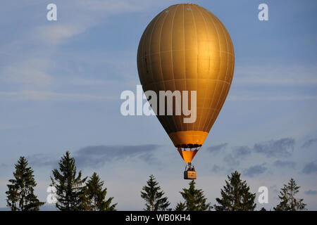 August 22, 2019, Trutnov, Tschechische Republik: Heißluftballone fliegen während der 23 th FAI Heißluftballon der Tschechischen Meisterschaft in Klatovy in der Tschechischen Republik. 25 Teilnehmer aus elf Ländern beteiligen sich an der Veranstaltung. Der Morgen beginnt in der Nähe von Trutnov City (136 Kilometer südlich von Prag). Auf Foto Frederico Pagni von Italien. (Bild: © Slavek Ruta/ZUMA Draht) Stockfoto