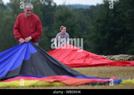 August 22, 2019, Trutnov, Tschechische Republik: Heißluftballone fliegen während der 23 th FAI Heißluftballon der Tschechischen Meisterschaft in Klatovy in der Tschechischen Republik. 25 Teilnehmer aus elf Ländern beteiligen sich an der Veranstaltung. Der Abend beginnt in der Nähe von Trutnov Stadt (Bild: © Slavek Ruta/ZUMA Draht) Stockfoto