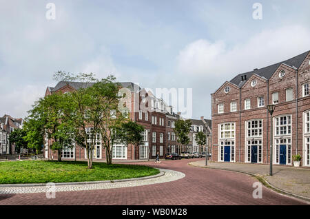 Helmond, Niederlande, 16. August 2019: Kreisverkehr umgeben von neoklassizistischen Gehäuse im postmodernen Nachbarschaft Brandevoort Stockfoto