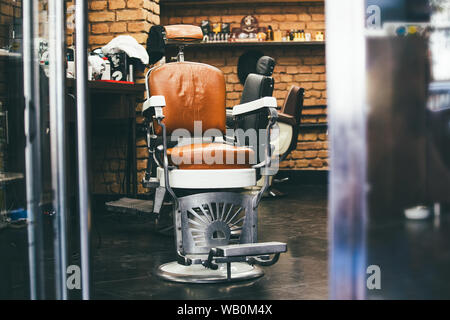 Stilvolle Vintage Friseur Stuhl in der Mauer. Barbershop Thema. Barbershop Sessel. Modernen Friseur, Friseursalon, Friseur für Männer Stockfoto