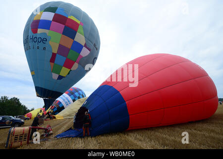 August 22, 2019, Trutnov, Tschechische Republik: Heißluftballone fliegen während der 23 th FAI Heißluftballon der Tschechischen Meisterschaft in Klatovy in der Tschechischen Republik. 25 Teilnehmer aus elf Ländern beteiligen sich an der Veranstaltung. Der Abend beginnt in der Nähe von Trutnov Stadt (Bild: © Slavek Ruta/ZUMA Draht) Stockfoto