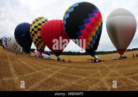 August 22, 2019, Trutnov, Tschechische Republik: Heißluftballone fliegen während der 23 th FAI Heißluftballon der Tschechischen Meisterschaft in Klatovy in der Tschechischen Republik. 25 Teilnehmer aus elf Ländern beteiligen sich an der Veranstaltung. Die eveining beginnt in der Nähe von Trutnov Stadt (Bild: © Slavek Ruta/ZUMA Draht) Stockfoto