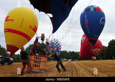 August 22, 2019, Trutnov, Tschechische Republik: Heißluftballone fliegen während der 23 th FAI Heißluftballon der Tschechischen Meisterschaft in Klatovy in der Tschechischen Republik. 25 Teilnehmer aus elf Ländern beteiligen sich an der Veranstaltung. Der Abend beginnt in der Nähe von Trutnov City (136 Kilometer südlich von Prag). Ein ballonfahrer Scabolcz Garab aus Ungarn Mannschaft bereitet sich für takeof. (Bild: © Slavek Ruta/ZUMA Draht) Stockfoto