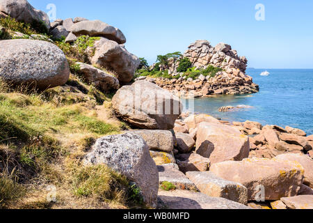 Die Pors Rolland Punkt an der rosa Granit Küste im Norden der Bretagne, Frankreich, ist ein berühmter Ort in der rosa Granit Felsenmeer von Ploumanac'h. Stockfoto