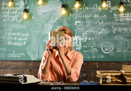 Journalisten Arbeiten mit Dokumenten. Die Journalistin Frau, Buch für Informationen Stockfoto