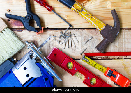 Elektrische Bohrmaschine, Mutter, Maßband, elektrische Säge, Lineal, Schraubendreher, Hammer, Werkzeuge für die Holzbearbeitung Konzept Baumaschinen Stockfoto