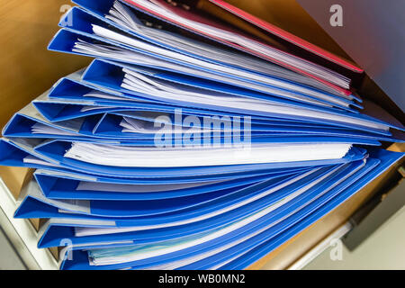 Blaue Datei Ordner Dokumente in einem Aktenschrank Aufbewahrung von Verträgen. Stockfoto