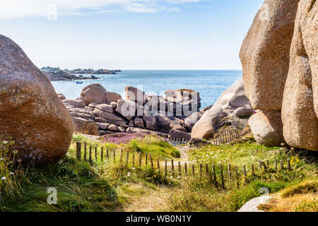 Blick über den Granit Felsenmeer von Ploumanac'h entlang der GR34 Küstenweg auf der rosa Granit Küste im Norden der Bretagne, Frankreich. Stockfoto