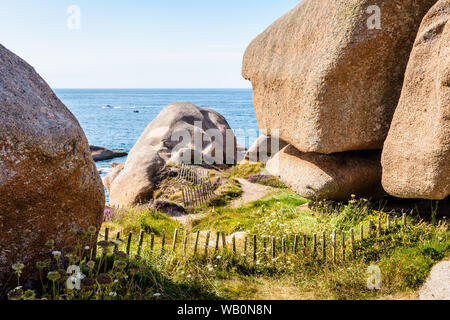 Blick über den Granit Felsenmeer von Ploumanac'h entlang der GR34 Küstenweg auf der rosa Granit Küste im Norden der Bretagne, Frankreich. Stockfoto