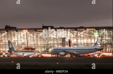 Cork Airport, Cork, Irland. 23 August, 2019. Aer Lingus Airbus A320 vorbereiten vom Terminal für Flüge am frühen Morgen nach Amsterdam und London Heathrow aus Cork Airport, Cork, Irland zu verlassen. Kredit; David Creedon/Alamy leben Nachrichten Stockfoto