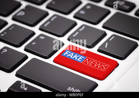 Red fake News" auf Laptop Tastatur. gefälschte Nachrichten auf Internet Im modernen digitalen Zeitalter Konzept Stockfoto