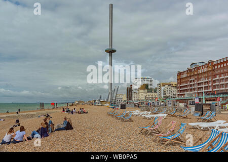 Brighton Beach Szenen mit i360 Tower Stockfoto