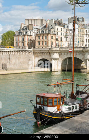 Haus Boote am Ufer der Seine, in der Nähe von Pont Neuf Brücke. Paris, Frankreich Stockfoto