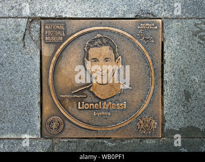 Bronzetafel von Argentinien Fußball Lionel Messi auf dem Fußball Walk of Fame an die National Football Museum in Manchester, England, Großbritannien Stockfoto