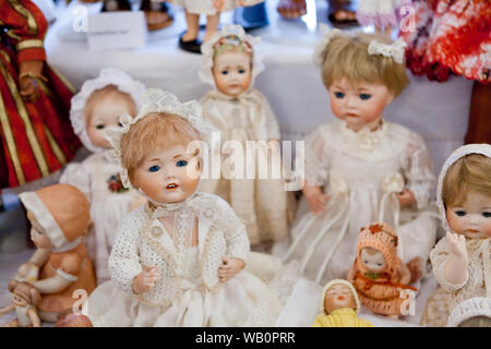 Porzellan Puppe in vintage Kleider in ein verschwommenes Licht Stockfoto