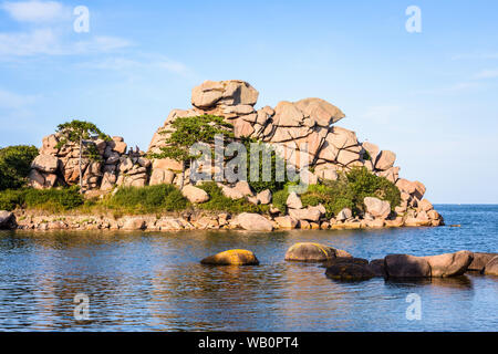 Die Pors Rolland Punkt an der rosa Granit Küste im Norden der Bretagne, Frankreich, ist ein berühmter Ort in der rosa Granit Felsenmeer von Ploumanac'h. Stockfoto