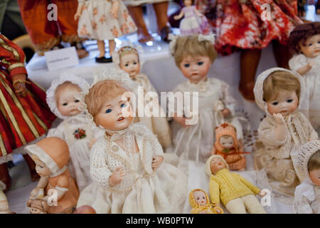 Porzellan Puppe in vintage Kleider in ein verschwommenes Licht Stockfoto