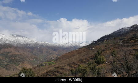 Verschneite Straße zu Malam Jabba, KPK, Pakistan Stockfoto